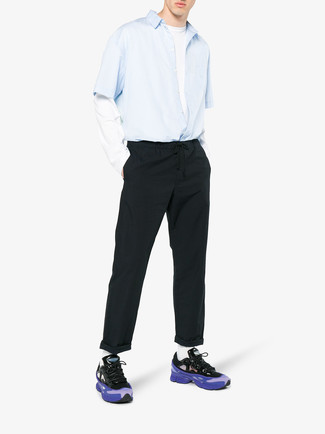 hellblaues Kurzarmhemd, weißes Langarmshirt, schwarze Chinohose, violette Sportschuhe für Herren