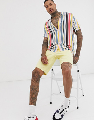 Gelbgrüne Shorts kombinieren – 133 Herren Outfits: Entscheiden Sie sich für ein mehrfarbiges vertikal gestreiftes Kurzarmhemd und gelbgrünen Shorts für einen bequemen Alltags-Look. Fühlen Sie sich ideenreich? Komplettieren Sie Ihr Outfit mit weißen und schwarzen Sportschuhen.