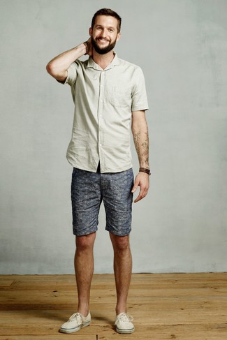 Bedruckte Shorts kombinieren – 186 Herren Outfits: Kombinieren Sie ein mintgrünes Kurzarmhemd mit bedruckten Shorts für ein bequemes Outfit, das außerdem gut zusammen passt. Hellbeige Segeltuch niedrige Sneakers sind eine ideale Wahl, um dieses Outfit zu vervollständigen.