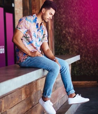 Welche enge Jeans mit rosa Kurzarmhemdes zu tragen – 5 Sommer Herren Outfits: Für ein bequemes Couch-Outfit, erwägen Sie das Tragen von einem rosa Kurzarmhemd und engen Jeans. Weiße Segeltuch niedrige Sneakers sind eine ideale Wahl, um dieses Outfit zu vervollständigen. Ein schöner Look für den Sommer.