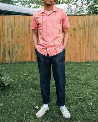 30 Jährige: Rosa Kurzarmhemd kombinieren – 47 Casual Herren Outfits: Tragen Sie ein rosa Kurzarmhemd und dunkelblauen Jeans für einen bequemen Alltags-Look. Fühlen Sie sich ideenreich? Vervollständigen Sie Ihr Outfit mit hellbeige Camouflage Chukka-Stiefeln aus Wildleder.
