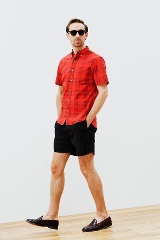 Welche Shorts mit roten und weißen Kurzarmhemdes zu tragen – 32 Herren Outfits: Kombinieren Sie ein rotes und weißes Kurzarmhemd mit Shorts für ein sonntägliches Mittagessen mit Freunden. Fühlen Sie sich mutig? Ergänzen Sie Ihr Outfit mit dunkelbraunen Leder Slippern.