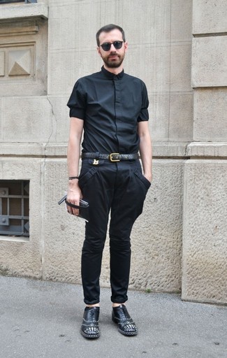 Schwarze Leder Oxford Schuhe kombinieren – 490 Sommer Herren Outfits: Kombinieren Sie ein schwarzes Kurzarmhemd mit einer schwarzen Chinohose für ein sonntägliches Mittagessen mit Freunden. Schwarze Leder Oxford Schuhe sind eine einfache Möglichkeit, Ihren Look aufzuwerten. Schon ergibt sich ein stylischer Sommer-Look.