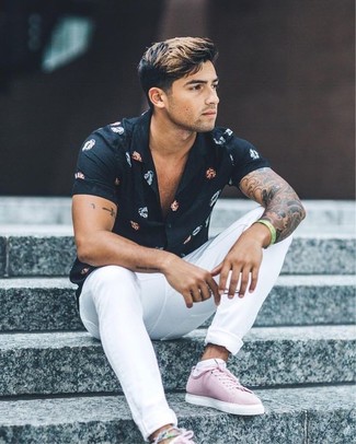 Rosa niedrige Sneakers kombinieren – 100 Herren Outfits: Ein schwarzes Kurzarmhemd mit Blumenmuster und weiße enge Jeans sind eine kluge Outfit-Formel für Ihre Sammlung. Vervollständigen Sie Ihr Outfit mit rosa niedrigen Sneakers, um Ihr Modebewusstsein zu zeigen.