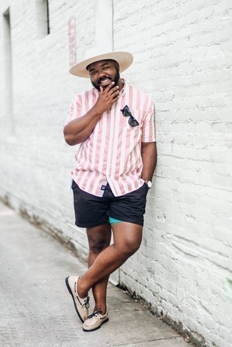 30 Jährige: Welche Shorts mit hellbeige Bootsschuhe zu tragen – 18 Casual Herren Outfits: Entscheiden Sie sich für ein rosa vertikal gestreiftes Kurzarmhemd und Shorts für ein bequemes Outfit, das außerdem gut zusammen passt. Hellbeige Bootsschuhe sind eine perfekte Wahl, um dieses Outfit zu vervollständigen.
