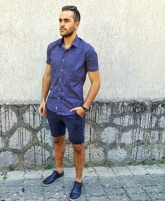 20 Jährige: Hemd kombinieren – 500+ Smart-Casual Sommer Herren Outfits: Kombinieren Sie ein Hemd mit dunkelblauen Shorts für ein sonntägliches Mittagessen mit Freunden. Fühlen Sie sich ideenreich? Ergänzen Sie Ihr Outfit mit dunkelblauen Leder Brogues. So einfach kann ein stylisches Sommer-Outfit sein.