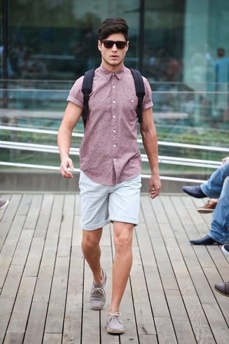 30 Jährige: Shorts kombinieren – 350 Smart-Casual Herren Outfits: Kombinieren Sie ein rosa gepunktetes Kurzarmhemd mit Shorts für ein Alltagsoutfit, das Charakter und Persönlichkeit ausstrahlt. Ergänzen Sie Ihr Outfit mit grauen Wildleder Derby Schuhen, um Ihr Modebewusstsein zu zeigen.