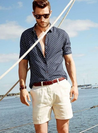 Dunkelblaues und weißes Hemd kombinieren – 500+ Casual Herren Outfits: Kombinieren Sie ein dunkelblaues und weißes Hemd mit hellbeige Shorts für ein Alltagsoutfit, das Charakter und Persönlichkeit ausstrahlt.