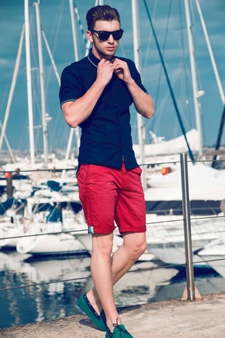20 Jährige: Grüne Mokassins kombinieren – 1 Herren Outfits: Tragen Sie ein dunkelblaues Kurzarmhemd und roten Shorts für ein großartiges Wochenend-Outfit. Grüne Mokassins sind eine kluge Wahl, um dieses Outfit zu vervollständigen.