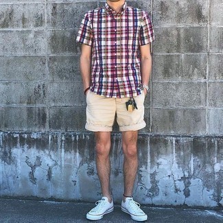 Wie niedrige Sneakers mit Shorts zu kombinieren – 500+ Casual Herren Outfits: Vereinigen Sie ein mehrfarbiges Kurzarmhemd mit Schottenmuster mit Shorts für ein großartiges Wochenend-Outfit. Vervollständigen Sie Ihr Look mit niedrigen Sneakers.