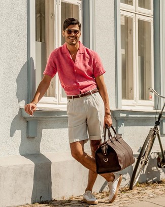 30 Jährige: Reisetasche kombinieren – 19 Herren Outfits heiß Wetter: Vereinigen Sie ein fuchsia Leinen Kurzarmhemd mit einer Reisetasche für einen entspannten Wochenend-Look. Fühlen Sie sich ideenreich? Entscheiden Sie sich für weißen Leder niedrige Sneakers.
