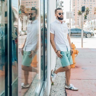 Mintgrüne Shorts kombinieren – 63 Herren Outfits: Kombinieren Sie ein weißes Kurzarmhemd mit mintgrünen Shorts, um mühelos alles zu meistern, was auch immer der Tag bringen mag. Weiße und blaue Segeltuch niedrige Sneakers sind eine perfekte Wahl, um dieses Outfit zu vervollständigen.