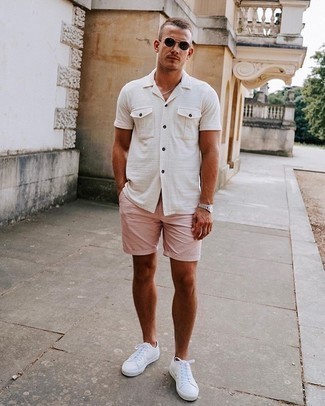Rosa Shorts kombinieren – 97 Herren Outfits: Paaren Sie ein weißes Kurzarmhemd mit rosa Shorts für ein Alltagsoutfit, das Charakter und Persönlichkeit ausstrahlt. Weiße Segeltuch niedrige Sneakers sind eine ideale Wahl, um dieses Outfit zu vervollständigen.