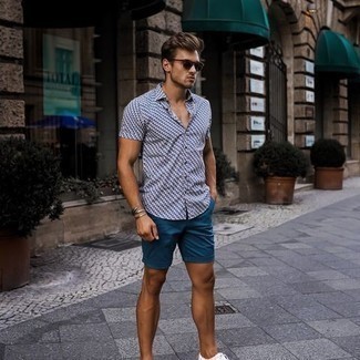Welche niedrige Sneakers mit weißen und dunkelblauen Kurzarmhemdes zu tragen – 283 Casual Sommer Herren Outfits: Kombinieren Sie ein weißes und dunkelblaues Kurzarmhemd mit dunkeltürkisen Shorts für ein großartiges Wochenend-Outfit. Komplettieren Sie Ihr Outfit mit niedrigen Sneakers. Was für eine coole Sommer-Outfit Idee!