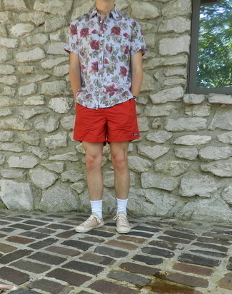Rote Shorts kombinieren – 87 Herren Outfits: Paaren Sie ein hellblaues Kurzarmhemd mit Blumenmuster mit roten Shorts für ein Alltagsoutfit, das Charakter und Persönlichkeit ausstrahlt. Beige Segeltuch niedrige Sneakers sind eine ideale Wahl, um dieses Outfit zu vervollständigen.