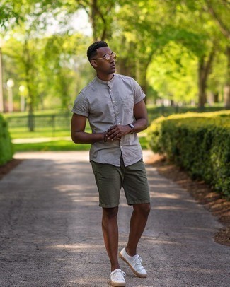 Wie Shorts mit Kurzarmhemdes zu kombinieren – 500+ Casual Sommer Herren Outfits: Paaren Sie ein Kurzarmhemd mit Shorts, um einen lockeren, aber dennoch stylischen Look zu erhalten. Dieses Outfit passt hervorragend zusammen mit weißen Segeltuch niedrigen Sneakers. Dieses Outfit eignet sich wunderbar für den Sommer.