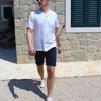 weißes Kurzarmhemd, dunkelblaue Shorts, weiße Segeltuch niedrige Sneakers, dunkelbraune Sonnenbrille für Herren