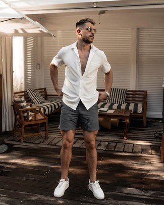 Braune Sonnenbrille kombinieren – 1200+ Herren Outfits: Ein weißes Kurzarmhemd und eine braune Sonnenbrille sind eine gute Outfit-Formel für Ihre Sammlung. Vervollständigen Sie Ihr Outfit mit weißen Leder niedrigen Sneakers, um Ihr Modebewusstsein zu zeigen.