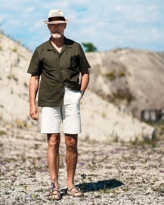 50 Jährige: Hellbeige Hut kombinieren – 56 Herren Outfits: Halten Sie Ihr Outfit locker mit einem olivgrünen Kurzarmhemd und einem hellbeige Hut. Wenn Sie nicht durch und durch formal auftreten möchten, komplettieren Sie Ihr Outfit mit beige Wildledersandalen.