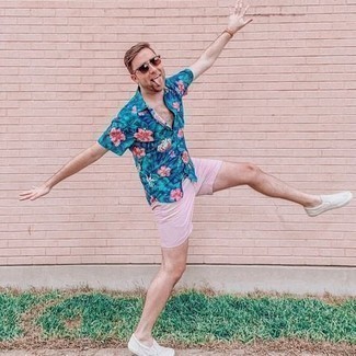Rosa Shorts kombinieren – 97 Herren Outfits: Entscheiden Sie sich für ein türkises Kurzarmhemd mit Blumenmuster und rosa Shorts für einen bequemen Alltags-Look. Ergänzen Sie Ihr Look mit weißen Slip-On Sneakers aus Segeltuch.