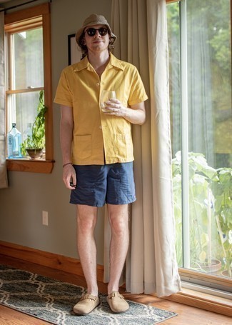 20 Jährige: Hellbeige Slipper kombinieren – 106 Herren Outfits: Kombinieren Sie ein senf Kurzarmhemd mit dunkelblauen Shorts für ein großartiges Wochenend-Outfit. Fühlen Sie sich mutig? Wählen Sie hellbeige Slipper.