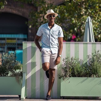 Hut kombinieren – 500+ Smart-Casual Herren Outfits: Halten Sie Ihr Outfit locker mit einem hellblauen Kurzarmhemd mit Blumenmuster und einem Hut. Fühlen Sie sich mutig? Wählen Sie schwarzen Wildleder Slipper mit Quasten.