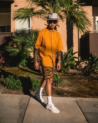 Hellbeige Wollhut kombinieren – 404 Herren Outfits: Kombinieren Sie ein orange Kurzarmhemd mit einem hellbeige Wollhut für einen entspannten Wochenend-Look. Ergänzen Sie Ihr Outfit mit weißen Segeltuch niedrigen Sneakers, um Ihr Modebewusstsein zu zeigen.
