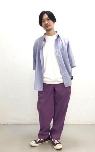 Violette Cargohose kombinieren – 6 Herren Outfits: Entscheiden Sie sich für ein hellblaues Kurzarmhemd und eine violette Cargohose, um einen lockeren, aber dennoch stylischen Look zu erhalten. Dunkellila Segeltuch niedrige Sneakers fügen sich nahtlos in einer Vielzahl von Outfits ein.