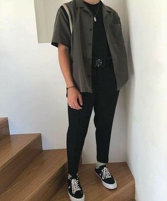 Segeltuchgürtel kombinieren – 408 Casual Herren Outfits: Vereinigen Sie ein dunkelgraues Kurzarmhemd mit einem Segeltuchgürtel für einen entspannten Wochenend-Look. Ergänzen Sie Ihr Outfit mit schwarzen und weißen Segeltuch niedrigen Sneakers, um Ihr Modebewusstsein zu zeigen.