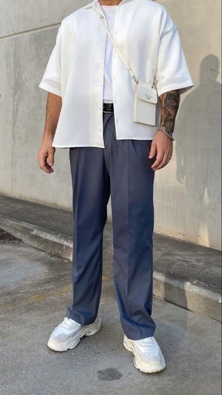 Weißes Kurzarmhemd kombinieren – 500+ Herren Outfits: Tragen Sie ein weißes Kurzarmhemd und eine dunkelblaue Chinohose für ein bequemes Outfit, das außerdem gut zusammen passt. Suchen Sie nach leichtem Schuhwerk? Ergänzen Sie Ihr Outfit mit weißen Sportschuhen für den Tag.