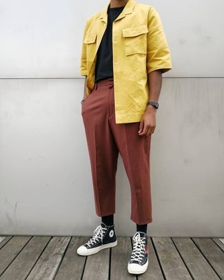 Gelbes Kurzarmhemd kombinieren – 203 Herren Outfits: Kombinieren Sie ein gelbes Kurzarmhemd mit einer rotbraunen Chinohose für ein großartiges Wochenend-Outfit. Fühlen Sie sich ideenreich? Wählen Sie schwarzen und weißen hohe Sneakers aus Segeltuch.