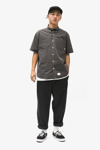 Graues Kurzarmhemd kombinieren – 356 Herren Outfits: Kombinieren Sie ein graues Kurzarmhemd mit einer schwarzen Chinohose für einen bequemen Alltags-Look. Ergänzen Sie Ihr Look mit schwarzen und weißen Segeltuch niedrigen Sneakers.
