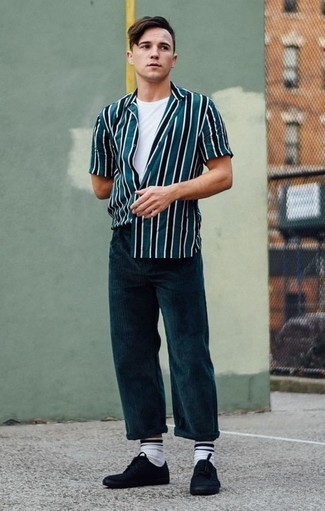 Dunkelgrünes Kurzarmhemd kombinieren – 86 Casual Sommer Herren Outfits: Entscheiden Sie sich für ein dunkelgrünes Kurzarmhemd und eine dunkeltürkise Cord Chinohose für ein Alltagsoutfit, das Charakter und Persönlichkeit ausstrahlt. Ergänzen Sie Ihr Look mit schwarzen Segeltuch niedrigen Sneakers. Ein perfekter Look für den Sommer, oder?