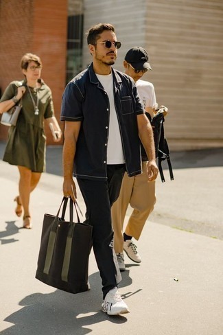 Dunkelgrüne Shopper Tasche aus Segeltuch kombinieren – 327 Herren Outfits: Ein dunkelblaues Kurzarmhemd und eine dunkelgrüne Shopper Tasche aus Segeltuch sind eine perfekte Wochenend-Kombination. Weiße Sportschuhe sind eine großartige Wahl, um dieses Outfit zu vervollständigen.