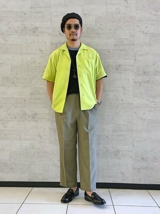 Gelbgrünes Kurzarmhemd kombinieren – 203 Herren Outfits: Kombinieren Sie ein gelbgrünes Kurzarmhemd mit einer grauen Chinohose für ein bequemes Outfit, das außerdem gut zusammen passt. Fühlen Sie sich ideenreich? Wählen Sie schwarzen Leder Slipper.