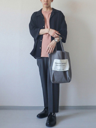 Graue Shopper Tasche aus Segeltuch kombinieren – 103 Herren Outfits: Tragen Sie ein schwarzes Kurzarmhemd und eine graue Shopper Tasche aus Segeltuch für einen entspannten Wochenend-Look. Fühlen Sie sich mutig? Wählen Sie schwarzen Monks aus Leder.