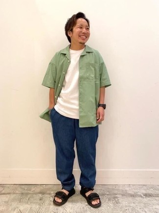 Mintgrünes Kurzarmhemd kombinieren – 91 Herren Outfits: Kombinieren Sie ein mintgrünes Kurzarmhemd mit einer dunkelblauen Chinohose für ein bequemes Outfit, das außerdem gut zusammen passt. Fühlen Sie sich ideenreich? Entscheiden Sie sich für schwarzen Segeltuchsandalen.