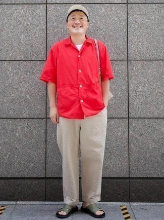 Rotes Kurzarmhemd kombinieren – 213 Herren Outfits: Paaren Sie ein rotes Kurzarmhemd mit einer hellbeige Chinohose, um einen lockeren, aber dennoch stylischen Look zu erhalten. Fühlen Sie sich mutig? Komplettieren Sie Ihr Outfit mit olivgrünen Segeltuchsandalen.