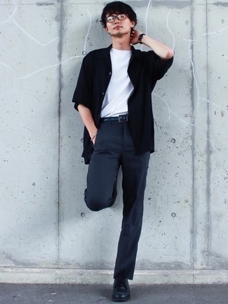 Schwarzes Kurzarmhemd kombinieren – 78 Casual Herren Outfits warm Wetter: Vereinigen Sie ein schwarzes Kurzarmhemd mit einer dunkelblauen Chinohose, um einen lockeren, aber dennoch stylischen Look zu erhalten. Dunkelblaue Chukka-Stiefel aus Leder sind eine gute Wahl, um dieses Outfit zu vervollständigen.