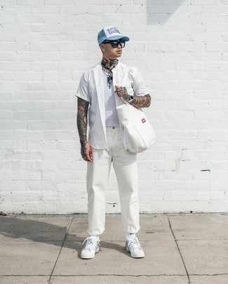 Weiße bedruckte Segeltuch niedrige Sneakers kombinieren – 133 Herren Outfits: Kombinieren Sie ein weißes Kurzarmhemd mit einer weißen Chinohose, um mühelos alles zu meistern, was auch immer der Tag bringen mag. Dieses Outfit passt hervorragend zusammen mit weißen bedruckten Segeltuch niedrigen Sneakers.