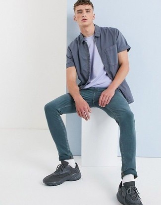 Graues Kurzarmhemd kombinieren – 356 Herren Outfits: Für ein bequemes Couch-Outfit, tragen Sie ein graues Kurzarmhemd und dunkeltürkisen enge Jeans. Fühlen Sie sich ideenreich? Entscheiden Sie sich für dunkelgrauen Sportschuhe.