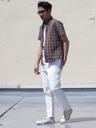 Welche Kurzarmhemden mit weißer Jeans zu tragen – 167 Herren Outfits: Kombinieren Sie ein Kurzarmhemd mit weißen Jeans, um mühelos alles zu meistern, was auch immer der Tag bringen mag. Weiße Segeltuch niedrige Sneakers sind eine gute Wahl, um dieses Outfit zu vervollständigen.