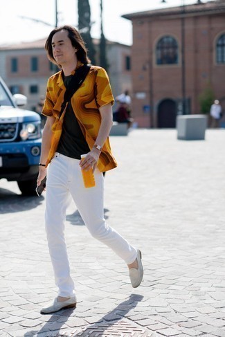 Orange Kurzarmhemd kombinieren – 203 Herren Outfits: Die Kombination von einem orange Kurzarmhemd und weißen Jeans erlaubt es Ihnen, Ihren Freizeitstil klar und einfach zu halten. Wählen Sie weißen Wildleder Slipper, um Ihr Modebewusstsein zu zeigen.