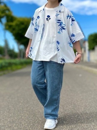 weißes und dunkelblaues Kurzarmhemd mit Blumenmuster, weißes und dunkelblaues bedrucktes T-Shirt mit einem Rundhalsausschnitt, hellblaue Jeans, weiße Sportschuhe für Herren