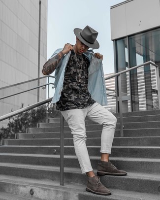 Hut kombinieren – 500+ Casual Herren Outfits: Für ein bequemes Couch-Outfit, vereinigen Sie ein hellblaues Kurzarmhemd mit einem Hut. Fühlen Sie sich ideenreich? Vervollständigen Sie Ihr Outfit mit dunkelbraunen Chukka-Stiefeln aus Wildleder.
