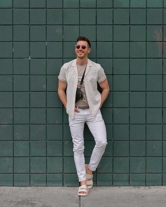 Grauen Ledergürtel kombinieren – 51 Herren Outfits: Kombinieren Sie ein weißes vertikal gestreiftes Kurzarmhemd mit einem grauen Ledergürtel für einen entspannten Wochenend-Look. Fühlen Sie sich mutig? Ergänzen Sie Ihr Outfit mit weißen Ledersandalen.