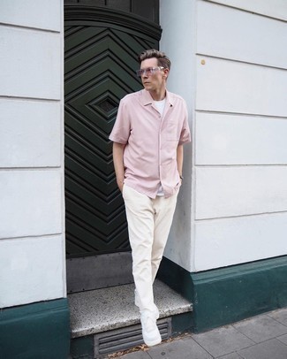 Gelbe Sonnenbrille kombinieren – 293 Herren Outfits: Ein rosa Kurzarmhemd und eine gelbe Sonnenbrille sind eine großartige Outfit-Formel für Ihre Sammlung. Setzen Sie bei den Schuhen auf die klassische Variante mit weißen Leder niedrigen Sneakers.
