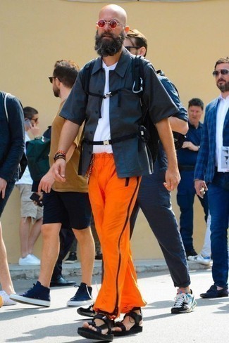 Segeltuchsandalen kombinieren – 269 Herren Outfits: Halten Sie Ihr Outfit locker mit einem dunkelblauen Kurzarmhemd und einer orange Jogginghose. Wenn Sie nicht durch und durch formal auftreten möchten, ergänzen Sie Ihr Outfit mit Segeltuchsandalen.