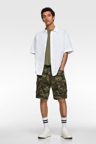 Shorts kombinieren – 500+ Herren Outfits: Entscheiden Sie sich für ein weißes Kurzarmhemd und Shorts für ein Alltagsoutfit, das Charakter und Persönlichkeit ausstrahlt. Vervollständigen Sie Ihr Look mit weißen Leder niedrigen Sneakers.