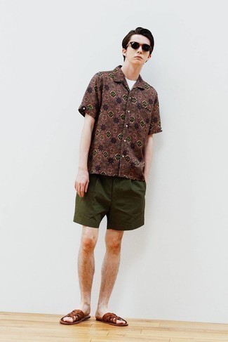 Braunes Kurzarmhemd kombinieren – 184 Herren Outfits: Kombinieren Sie ein braunes Kurzarmhemd mit olivgrünen Shorts für ein bequemes Outfit, das außerdem gut zusammen passt. Fühlen Sie sich mutig? Wählen Sie braunen Ledersandalen.